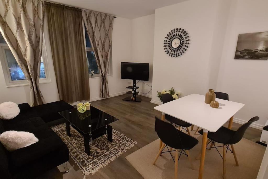 Luxury 1 Bedroom Flat In The Heart Of Wood Green London Exterior photo