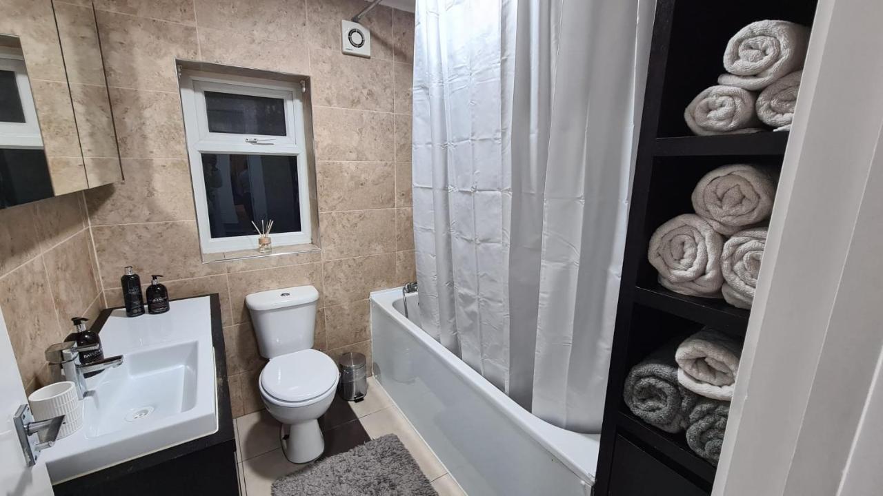 Luxury 1 Bedroom Flat In The Heart Of Wood Green London Exterior photo